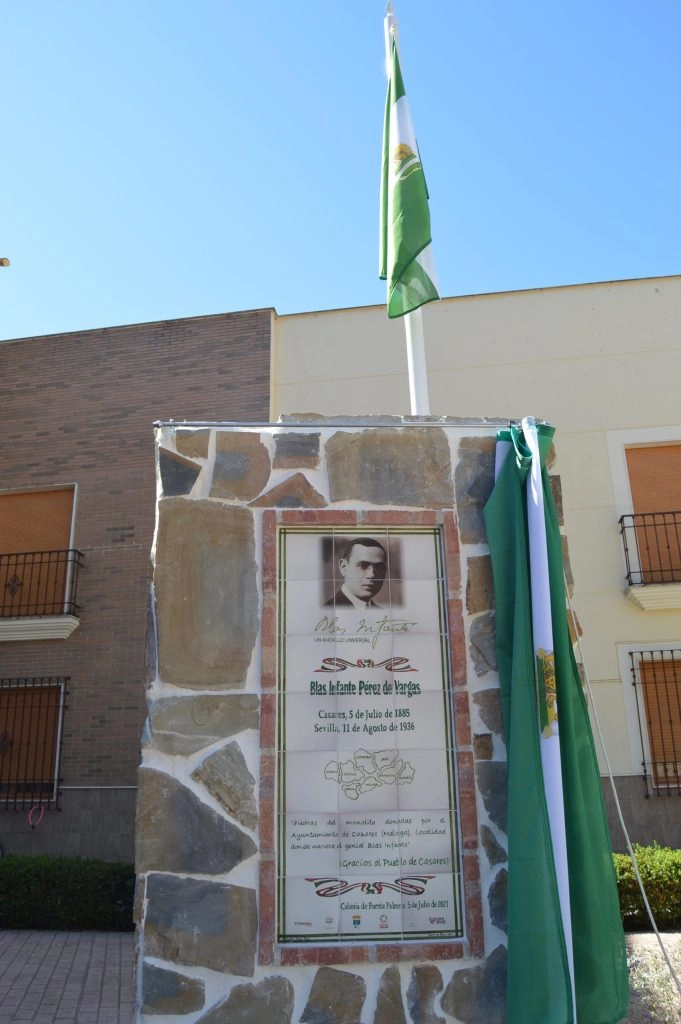 El 5 de julio de 2021, Día del 254 aniversario de la Colonia, se inaugura en los Jardines Pueblo de Casares de la avenida Blas Infante, el monolito homenaje al llamado padre de la patria andaluza.  El monumento está construido con piedra donada por el Ayuntamiento de Casares (Málaga), donde nació este andaluz universal un 5 de julio de 1885, y se compone de dos azulejos, uno dedicado a la figura de Blas Infante Pérez de Vargas y otro con la letra del himno de Andalucía.   Dirección Paseo Blas Infante, 14120 Fuente Palmera, Córdoba, España
